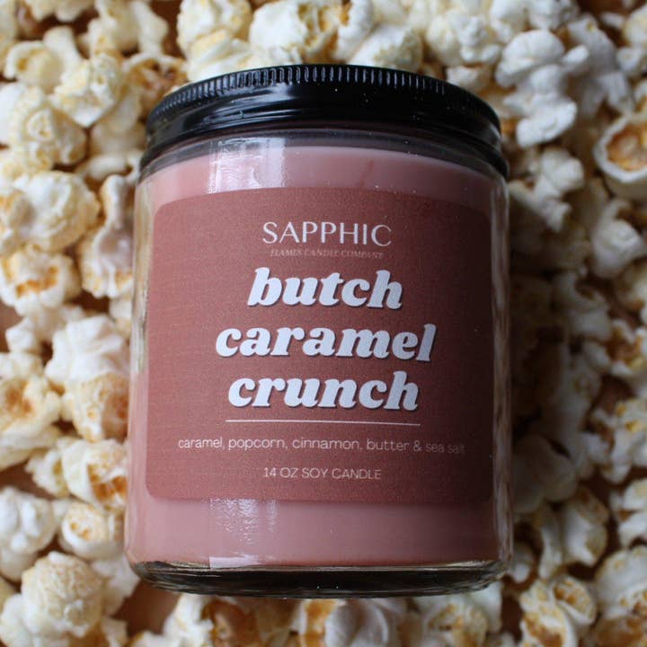 Butch Caramel Crunch: Doftande sojavaxljus i återvunnen burk för wholesale av Sapphic Flames