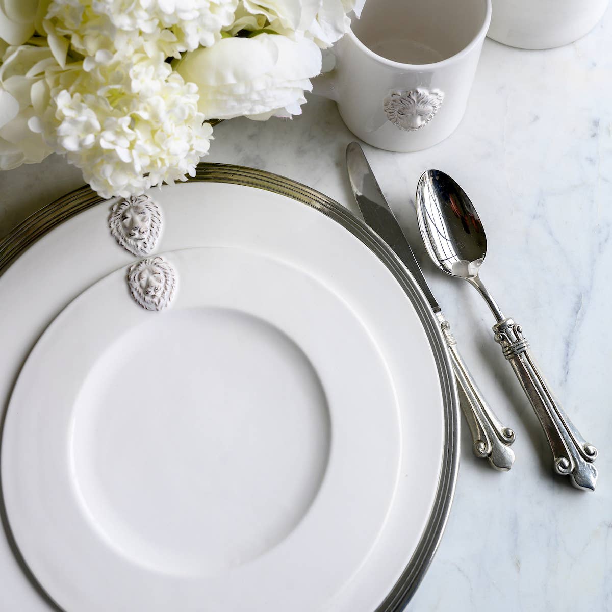 Arte Italica & Crown Linen Designs - Wholesale Dinner Plate - Renaissance Leone Dinner Plate1