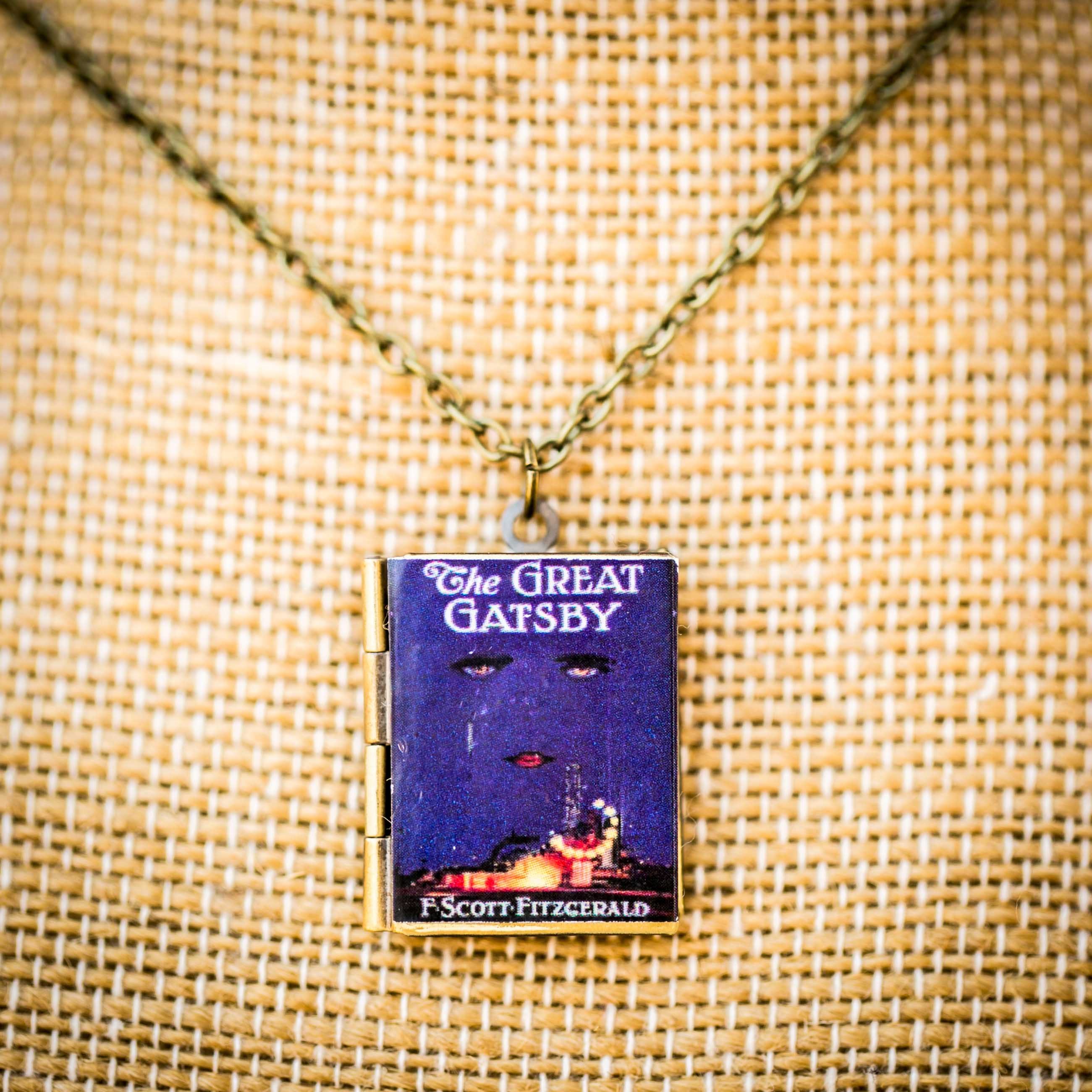 Adorned by Aisha - Vendita all'ingrosso Collane con medaglione - Collana con ciondolo libro stile Jane Eyre3