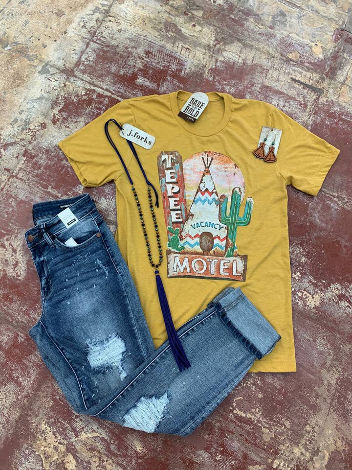 1768 Retro Tepee Motel op mosterdkleurig T-shirt voor wholesale door J.Forks Designs