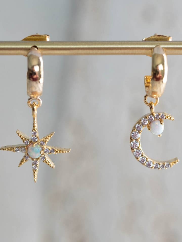 Celestial Opal Huggies pour la vente par Rox & Lily