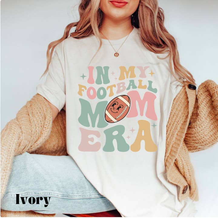 Chemise Football Mom, t-shirt Football Mom Era, confort surdimensionné pour la vente par Woven Wonder Apparel