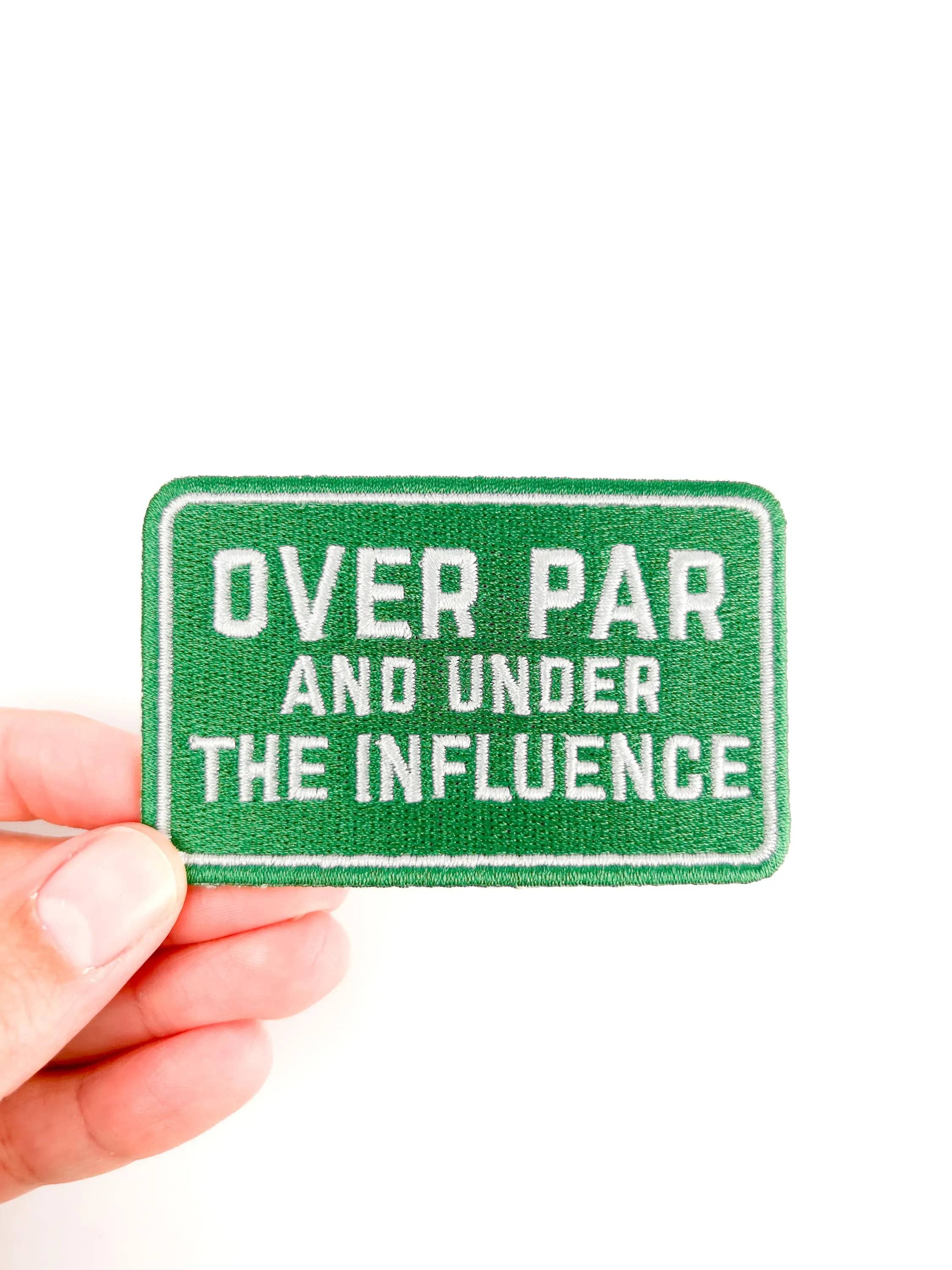 Field Trip Threads - Vente Écusson - Patch "Over Par and Under the Influence" – Drôle de golf à thermocoller