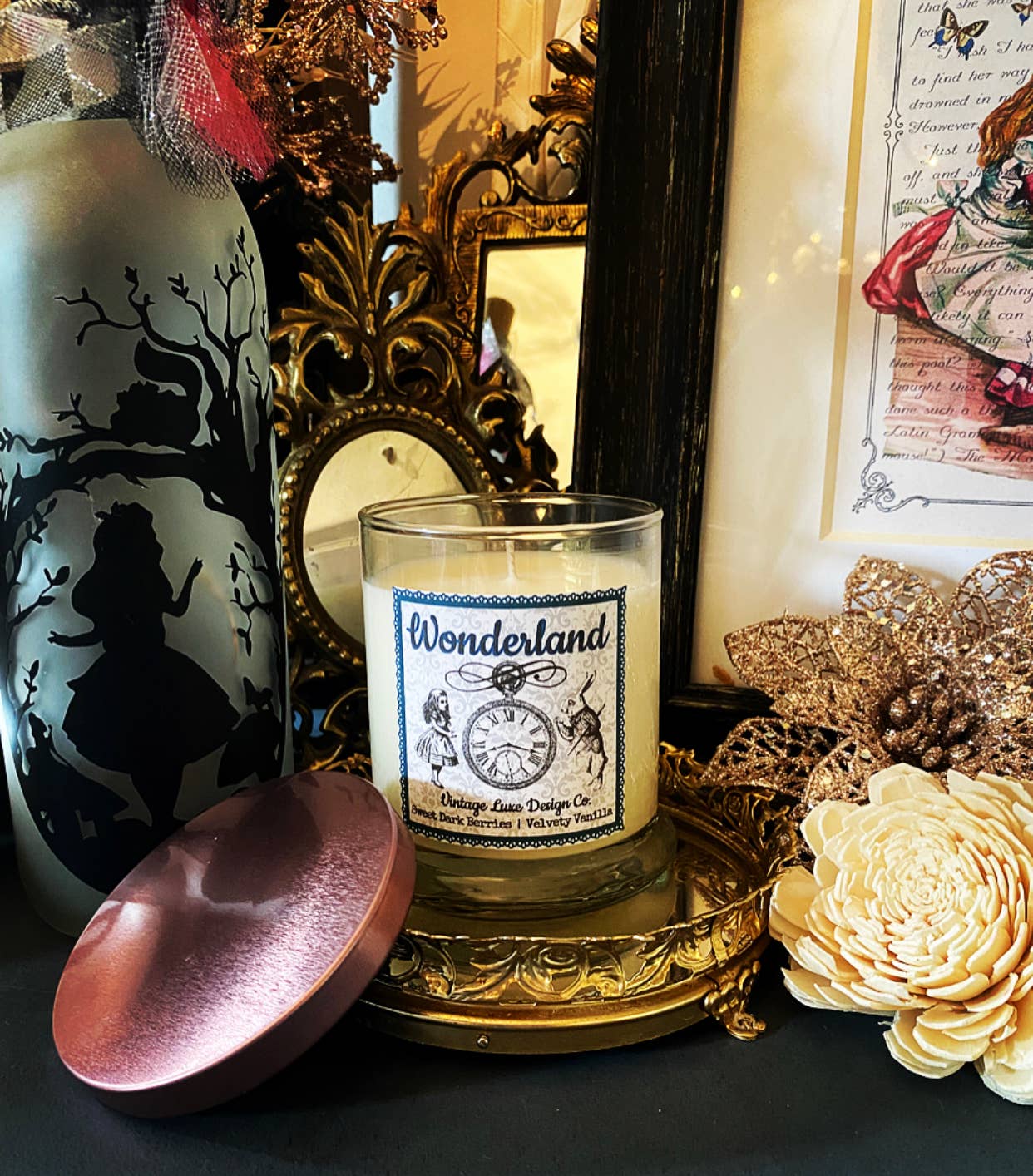 Vintage Luxe Design Co. – wholesale Burkljus – Alice Wonderland 10 Oz Soja vaxljus Whimsy Berry Vanilj9