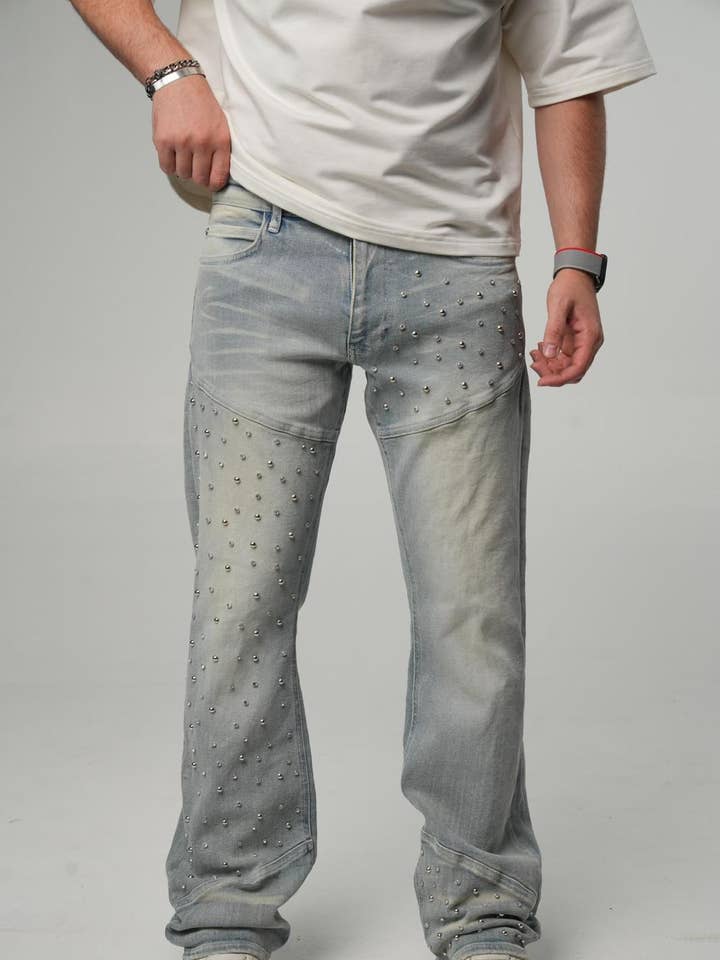 Herr ljusblå nitade jeans med vida ben avslappnad passform streetwear denim 0625C1439 för wholesale av Monocloth