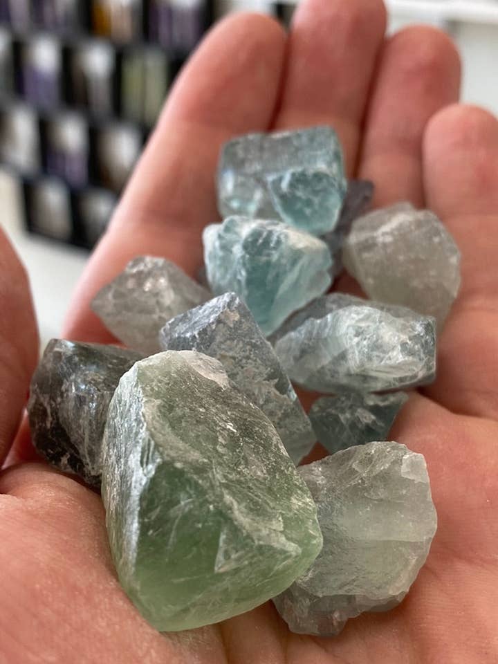 Fluorite a taglio grezzo (piccolo) per la vendita all'ingrosso da parte di Moonbeam Healing