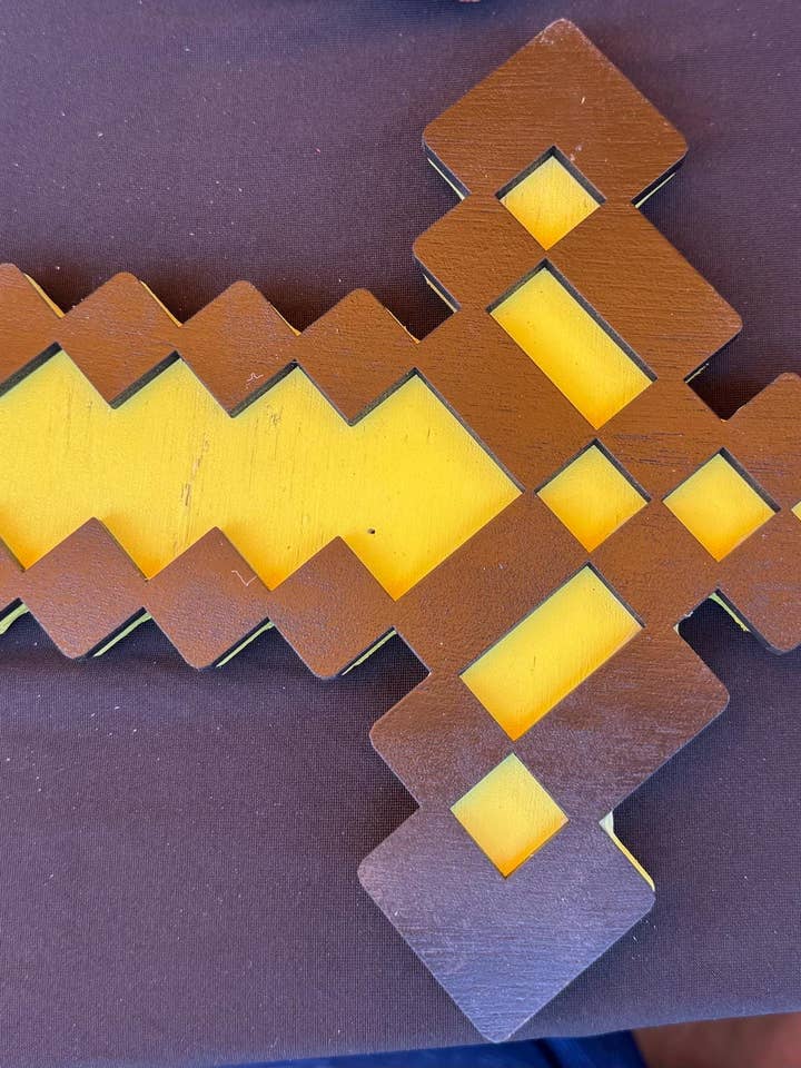 Épée, style Minecraft pour la vente par Crayon Eater Designs