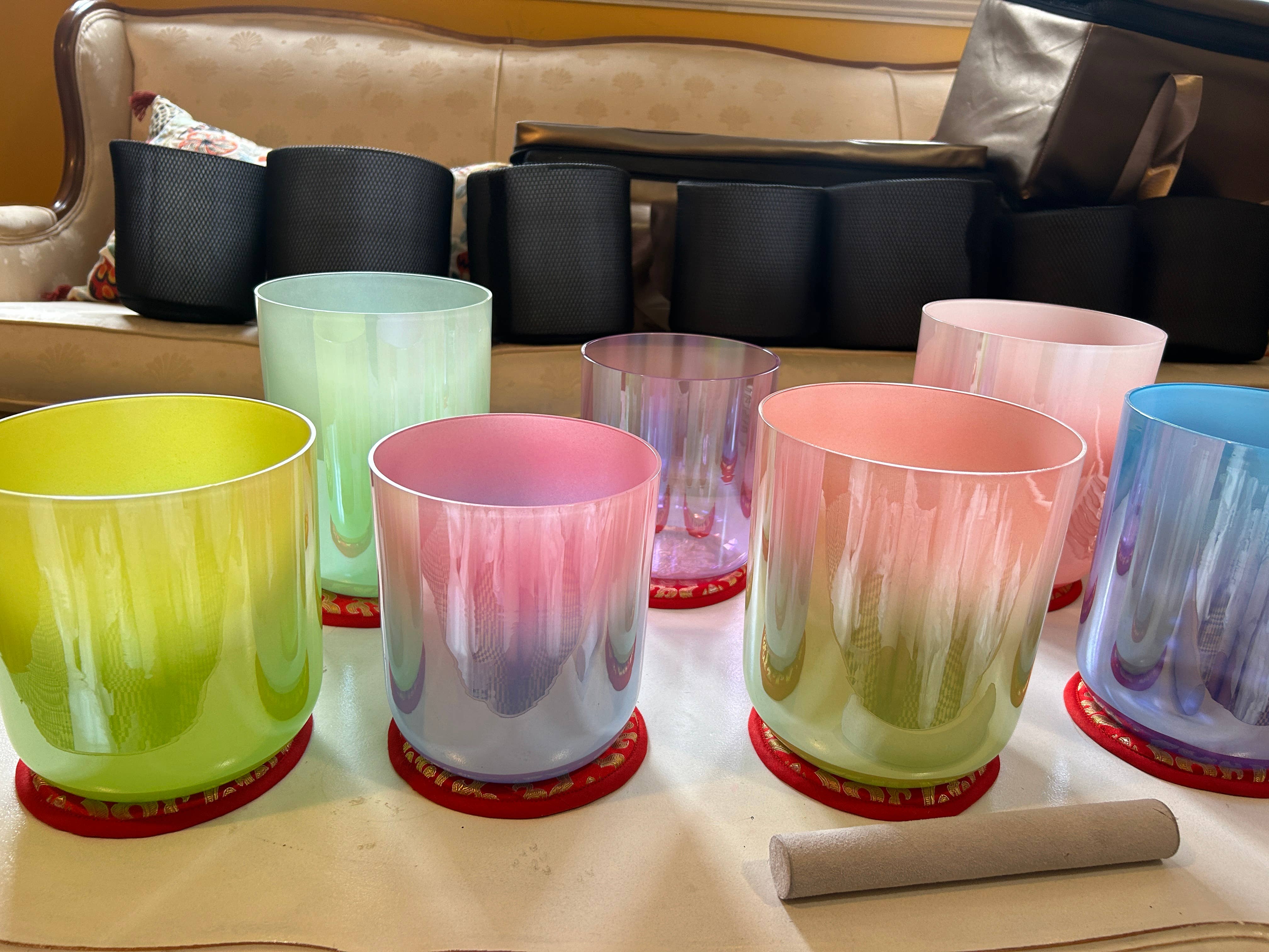 Heritage good Nepal – Großhandel Meditationszubehör – 432Hz Set mit 7 farbigen Alchemie-Kristall-Klangschalen 15–18 cm8