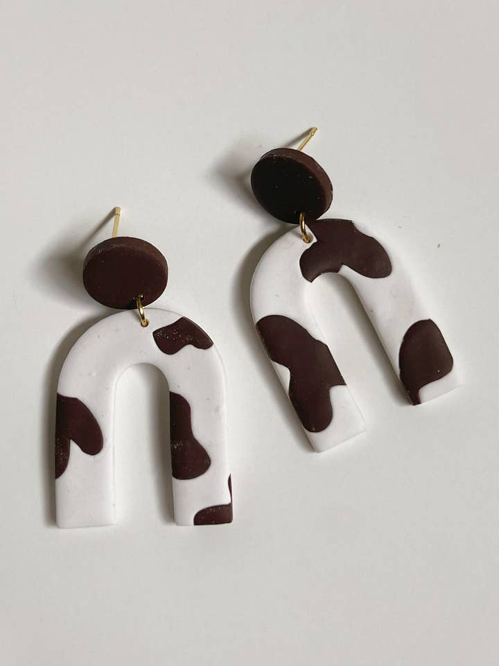 Cow Print Arches | Handgjorda Polymer Clay örhängen för wholesale av LivCreated