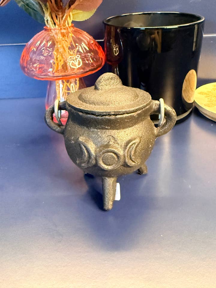 Gjutjärnsgryta för wholesale av Chaotic Crystal Chick Co.