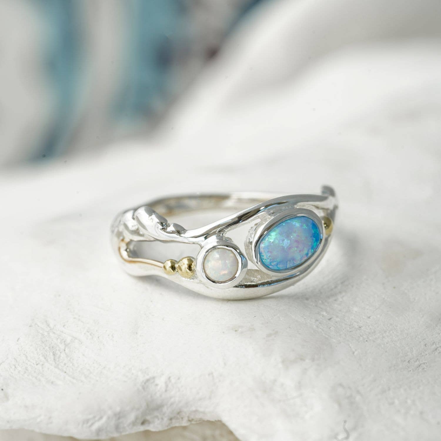 Banyan Jewellery - Vente Solitaire - Bague en opale blanche et bleue3