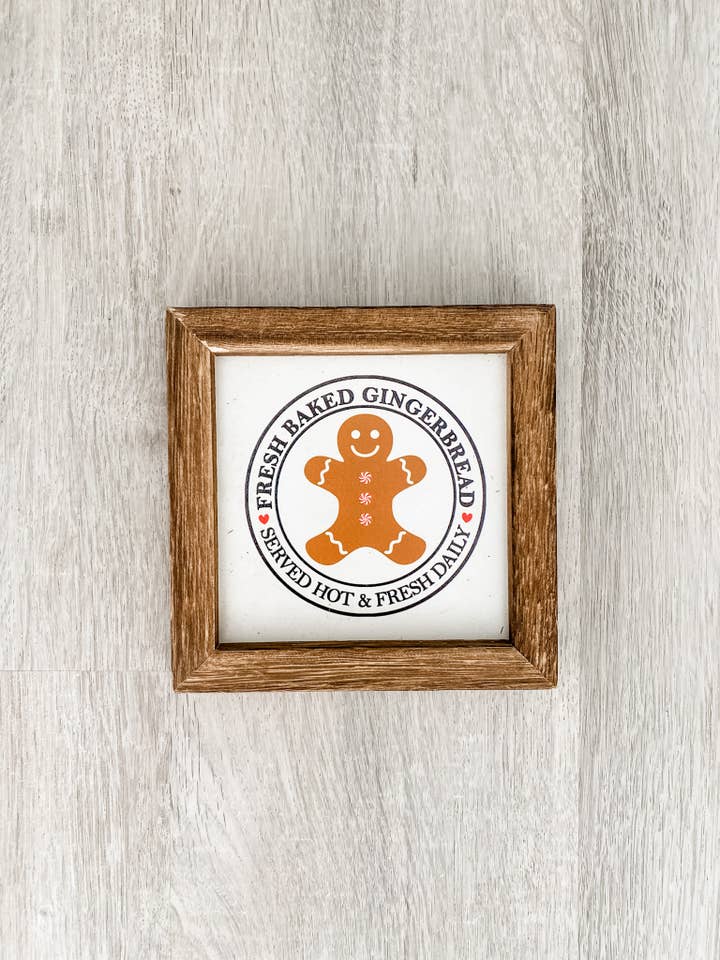 Panneau de pain d'épice frais cuit au four pour la vente par Paper + Pallet