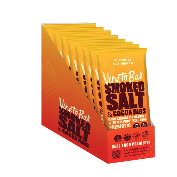 Barre de chocolat noir 60g au sel fumé et éclats de cacao x 12 dans un présentoir pour la vente par Vine to Bar Chocolate
