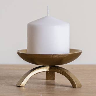 Bougeoir à pilier sur trépied inspiré en laiton pour la vente par Luxe B Co