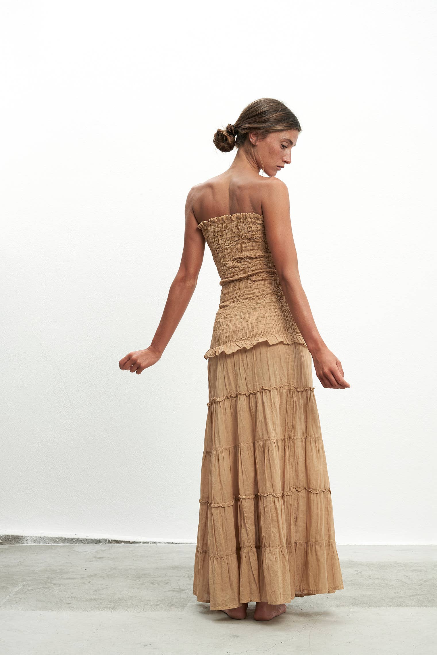 PAR&ESCALA – Vestido - Mulher por atacado – Vestido longo Rome com babados e decote tomara que caia2