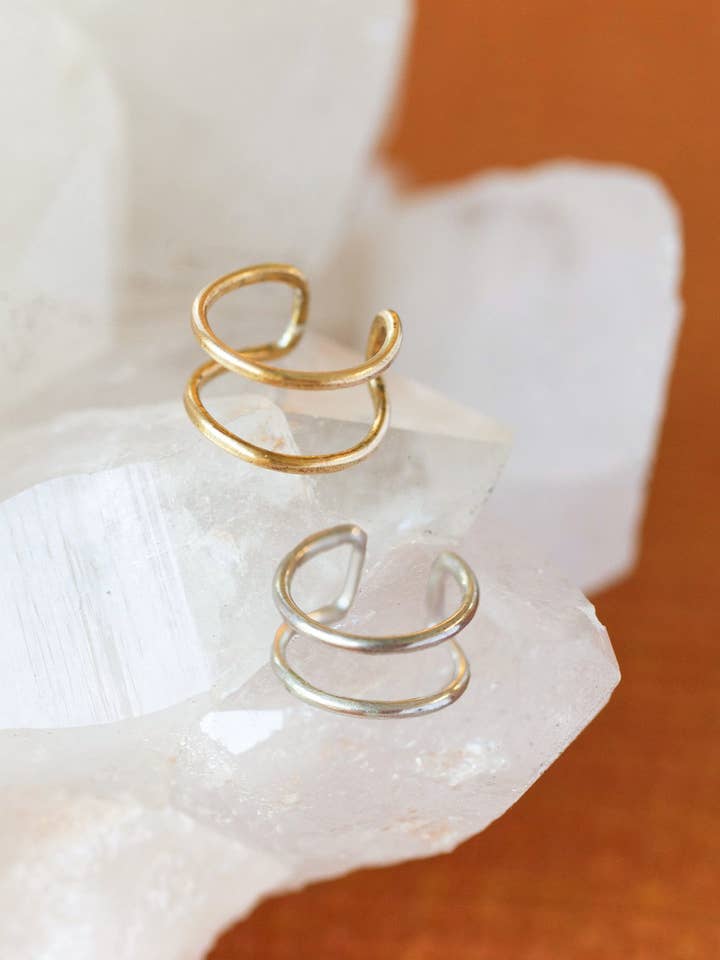 Bracelet d'oreille en forme de cerceau | Garnissage en argent sterling ou doré pour la vente par The Cyprus Cabinet