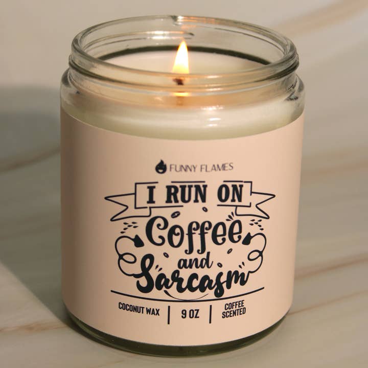Funny Flames Candle Co - Les Creme - Venta al por mayor Velas en tarros - Divertida vela con aroma a café «I Run On Coffee and Sarcasm»3