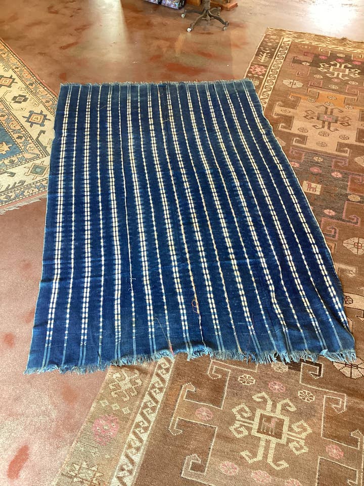 Couverture africaine à lignes en tirets pour la vente par Late Sunday Afternoon