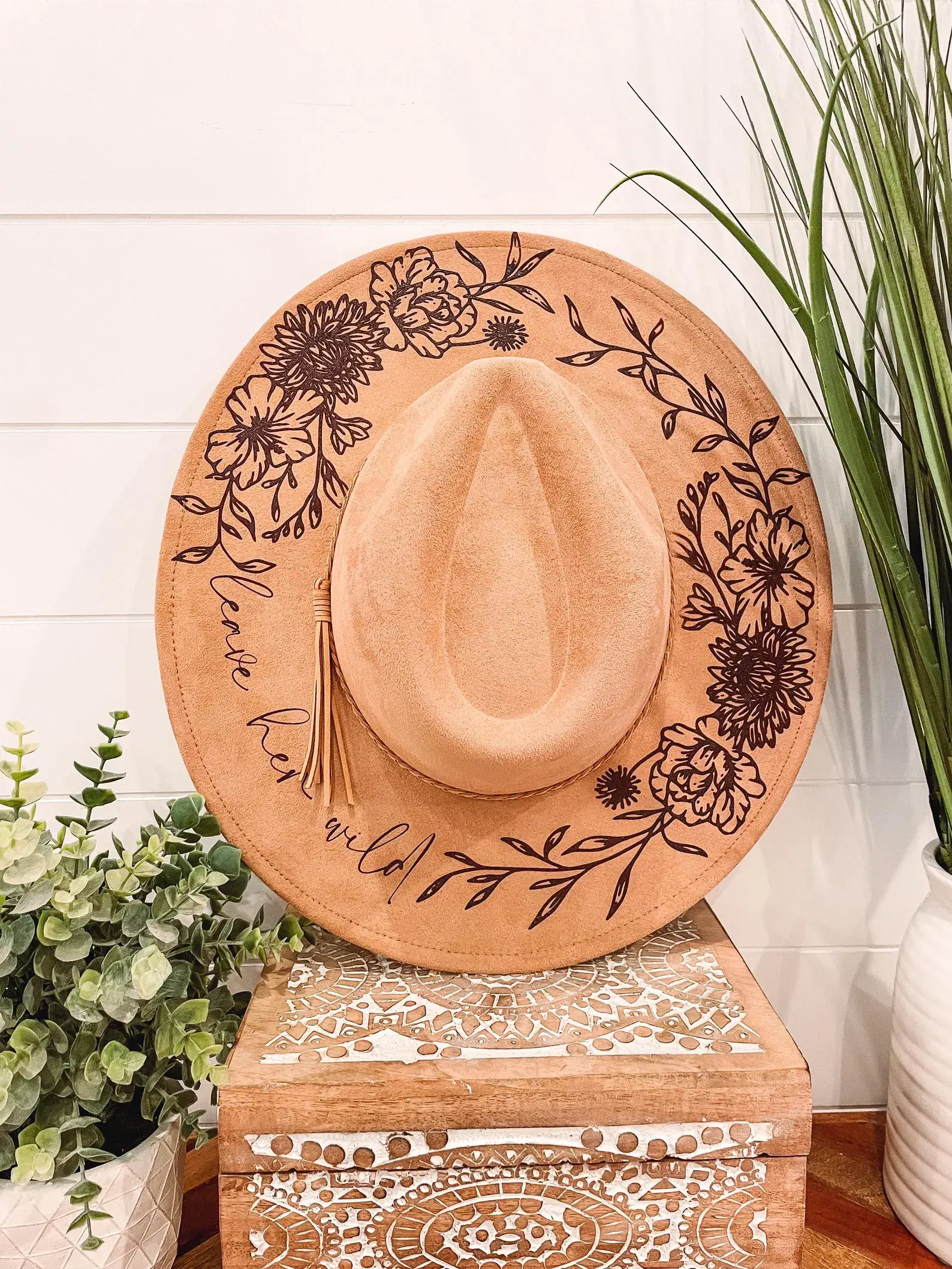Willie & Dolly Designs - Vente Chapeau en feutre - femme - Chapeau florale gravé ajustable7