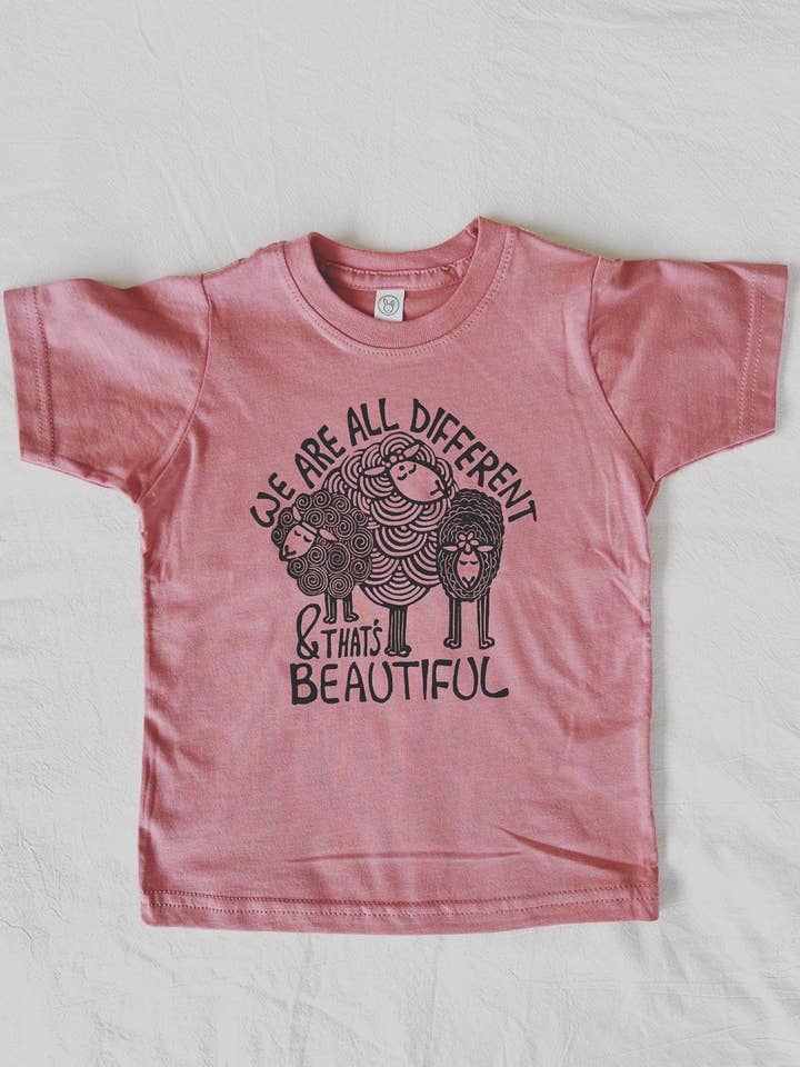 Camiseta infantil Different is Beautiful, camisas hippie ovelhas por atacado de Hippie Baby Co