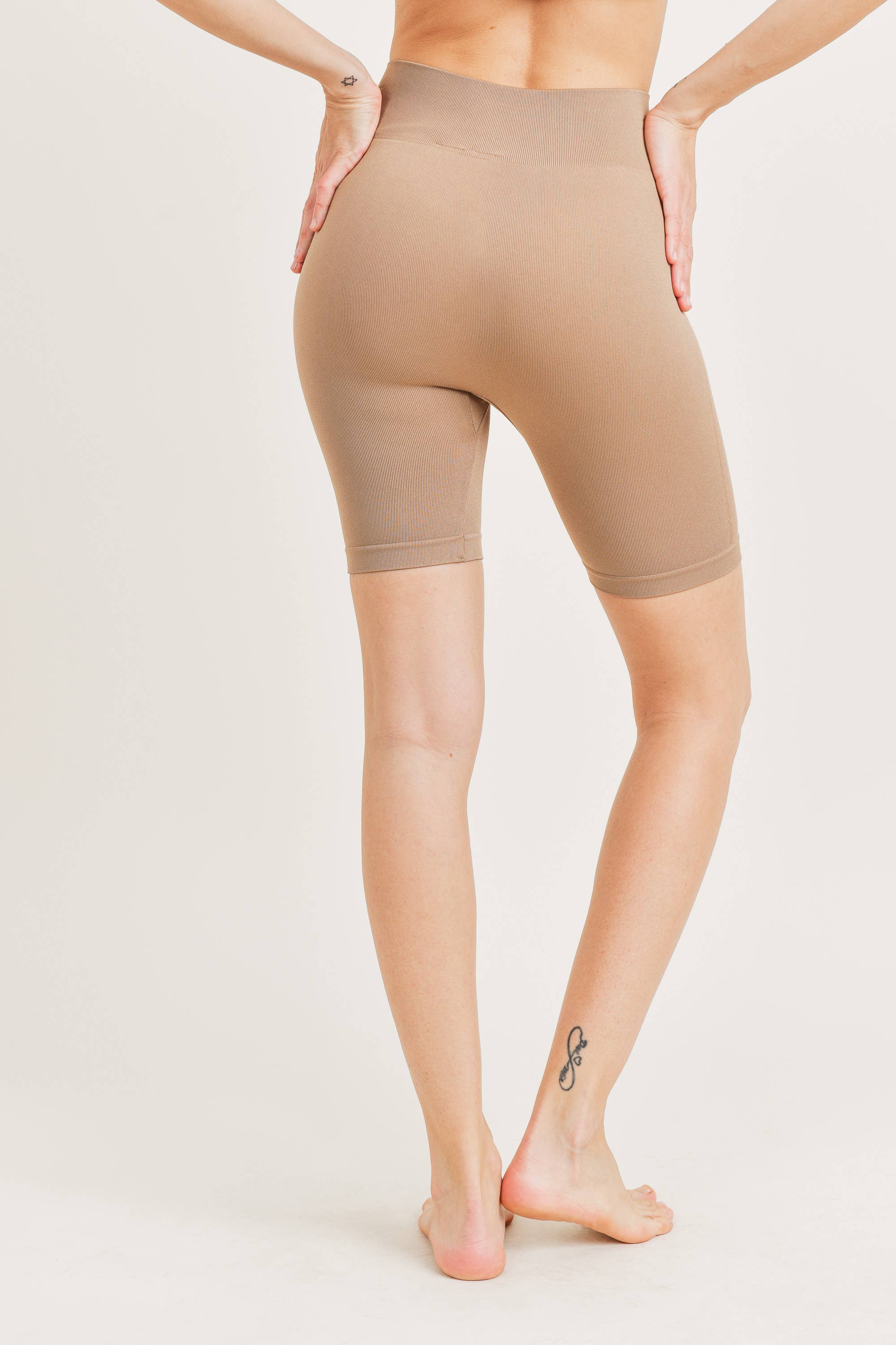 ANWND – Großhandel Sport-Shorts – Damen – 5475- NAHTLOSE BIKERSHORTS9