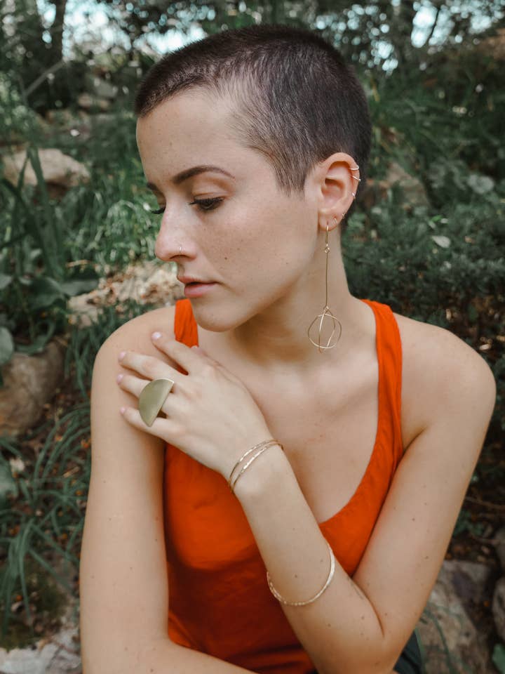 Boucle d'oreille Orbit XL pour la vente par FORGE & FINISH