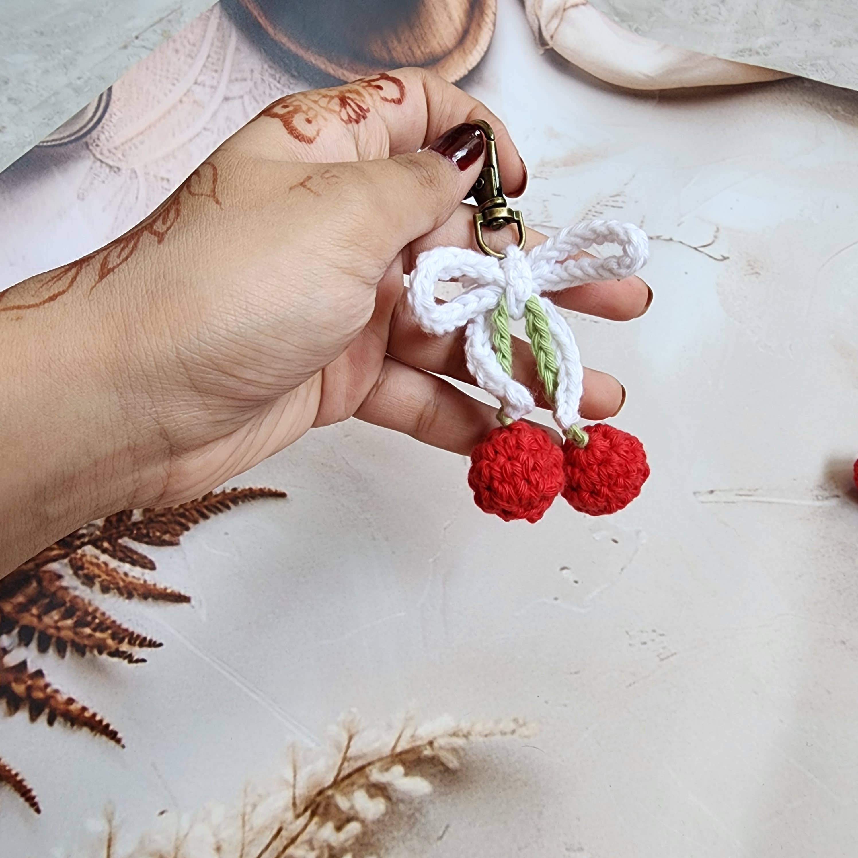 Handmade By Uruba – Großhandel Schlüsselanhänger-Armbänder – Handgefertigter Häkel-Kirschenschlüsselanhänger | Fruchtinspirierter Anhänger3