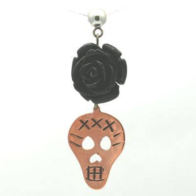 Pendientes de calavera de cobre sobre rosa negra con poste de ley para venta al por mayor de Moosepablos, Inc.