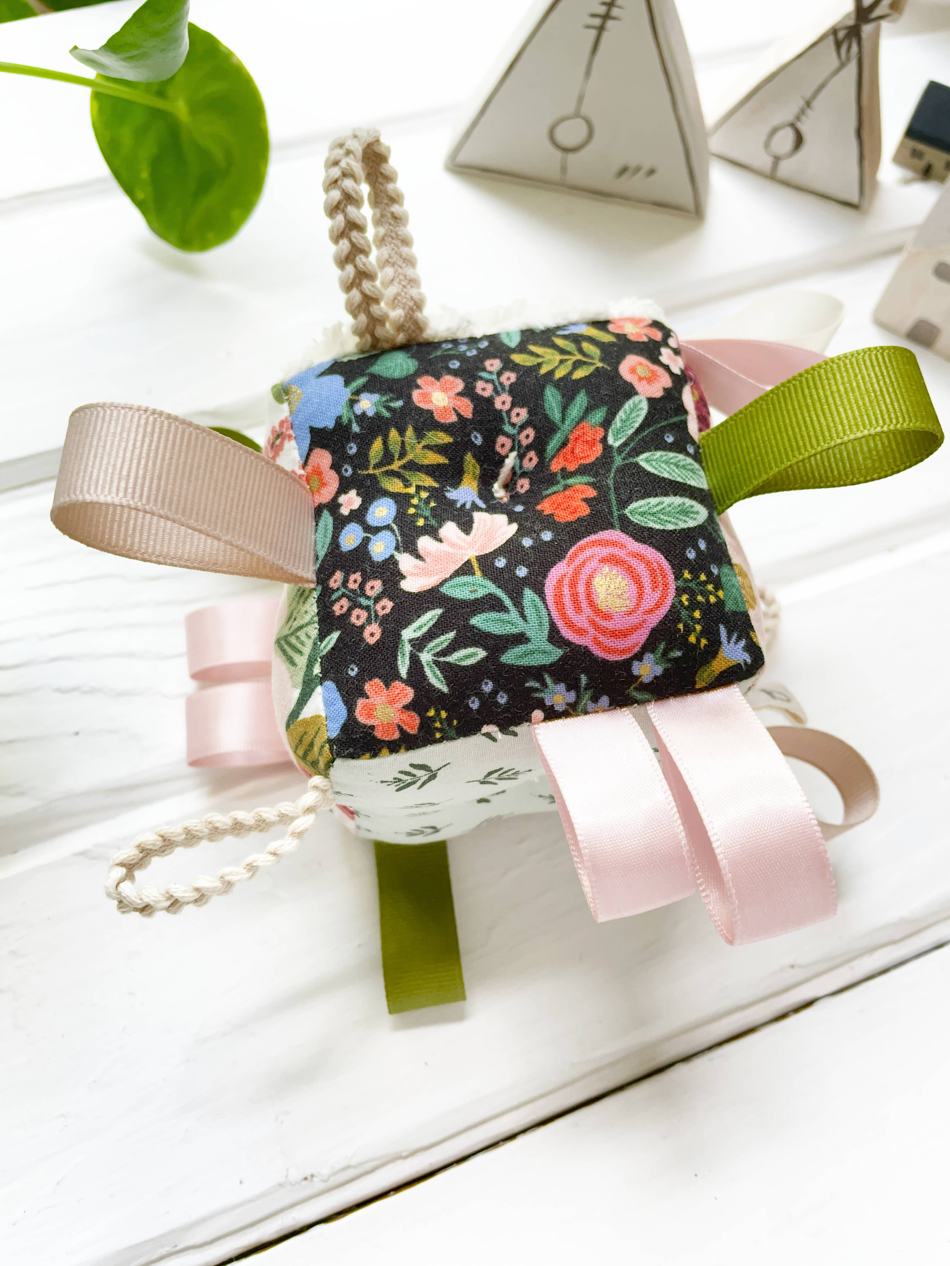 The Bird & Elephant - Vendita all'ingrosso Sonaglio - Neonati - RiFLE Paper Co. Blocco floreale per bambini, giocattolo con etichetta rosa cipria4