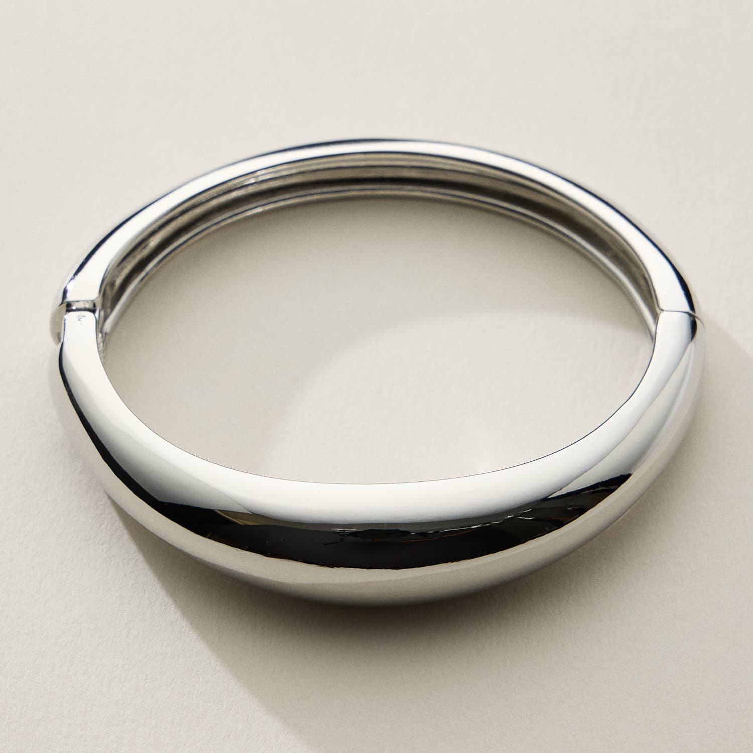 Lilla Haven - Venta al por mayor Pulseras tipo brazalete - Brazalete fino y ondulado elegante de oro de 18 quilates5