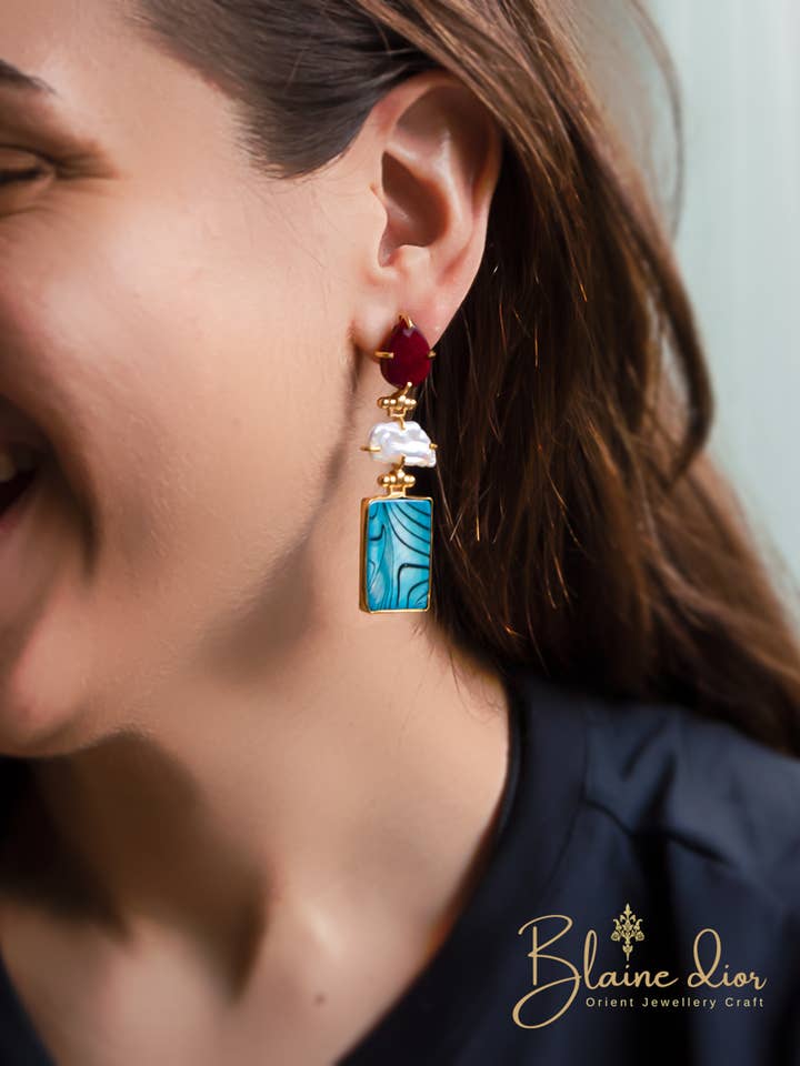 Orecchini in oro con rubino e perla d'acqua dolce e conchiglia d'ostrica per la vendita all'ingrosso da parte di BlaineDor