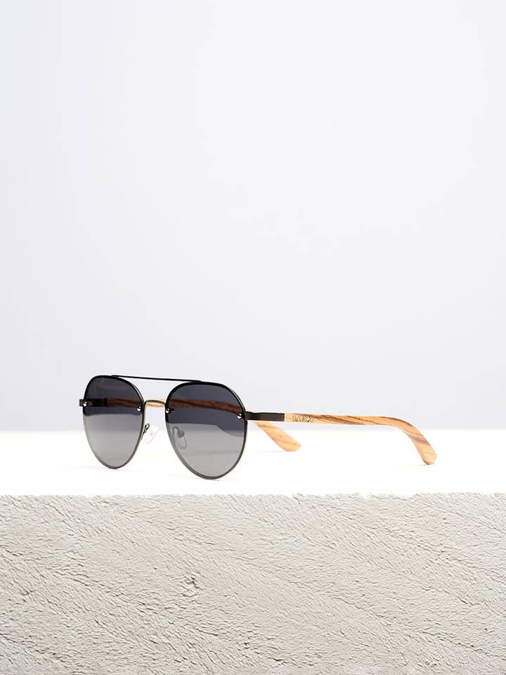 Dzukou Sierra houten zonnebril voor dames en heren met kurken etui voor wholesale door Dzukou B.V.