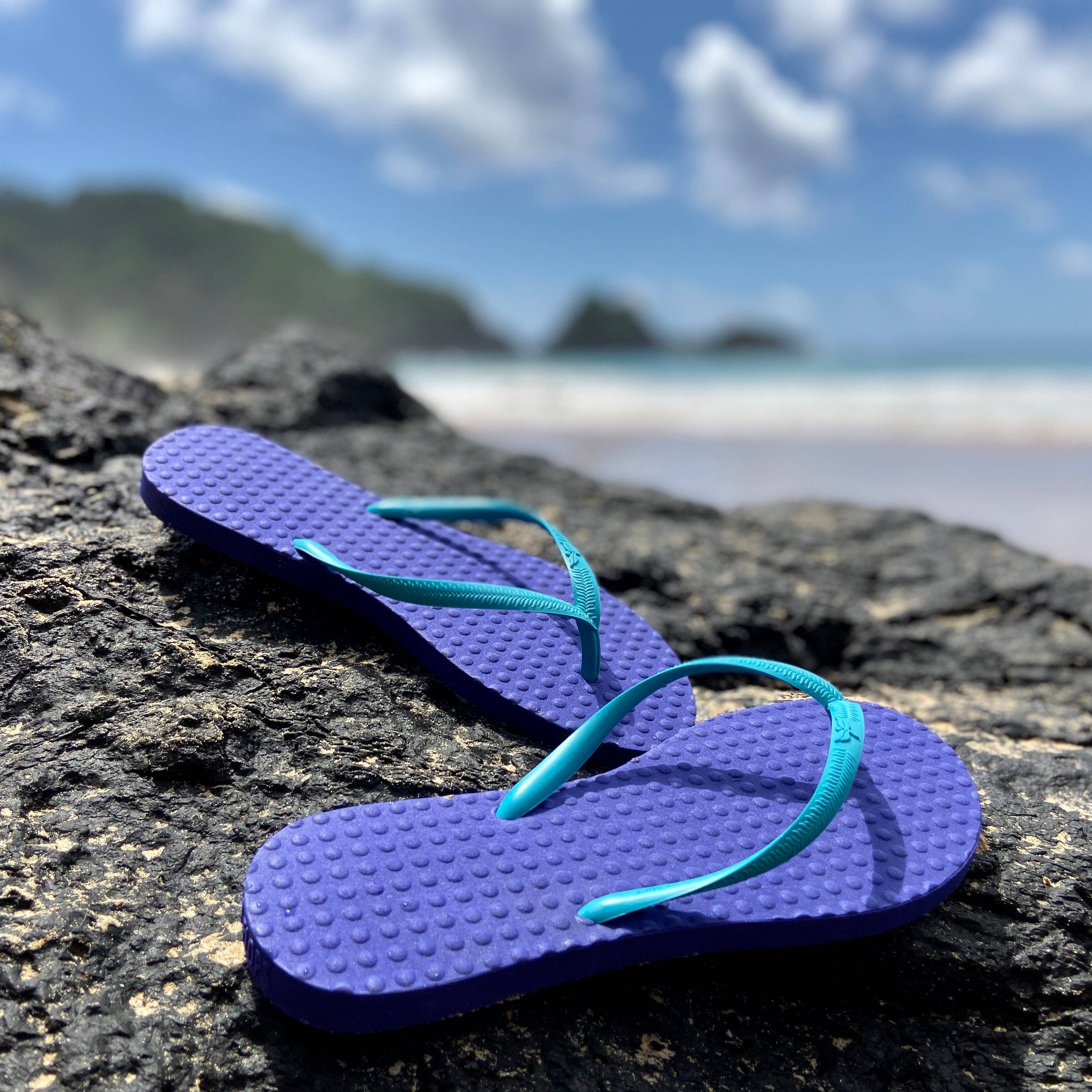 Green Flip Flops – Großhandel Flip-Flops – Damen – Damen nachhaltige Flip Flops mit lila Sohle und türkisfarbenen Riemen3