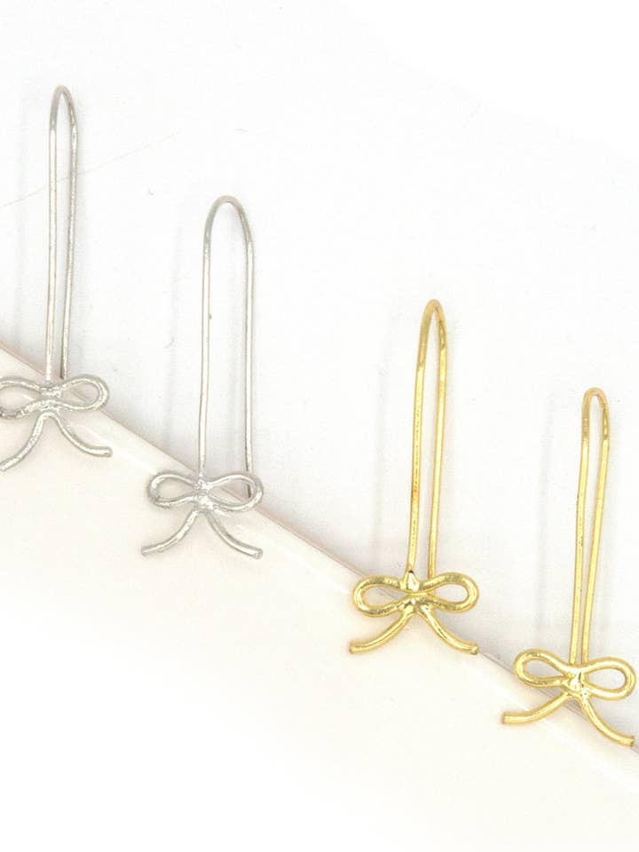 Orecchini pendenti con fiocco per la vendita all'ingrosso da parte di Fair Anita