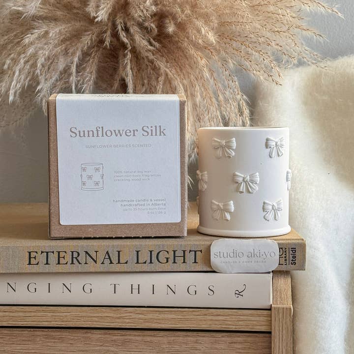 Bougie en cire de soja à la soie de tournesol | Sensibilisation au cancer du sein pour la vente par Studio Akiyo