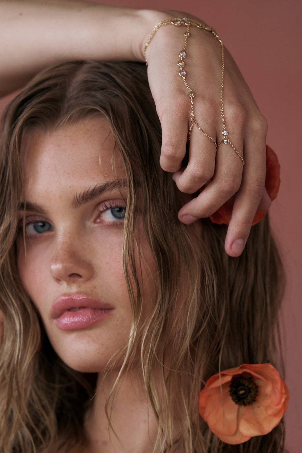 Lili Claspe - Vendita all'ingrosso Bracciali a catena e a maglie - Catena da mano Anais con catenina a maglia e piccoli cubic zirconia bianchi5