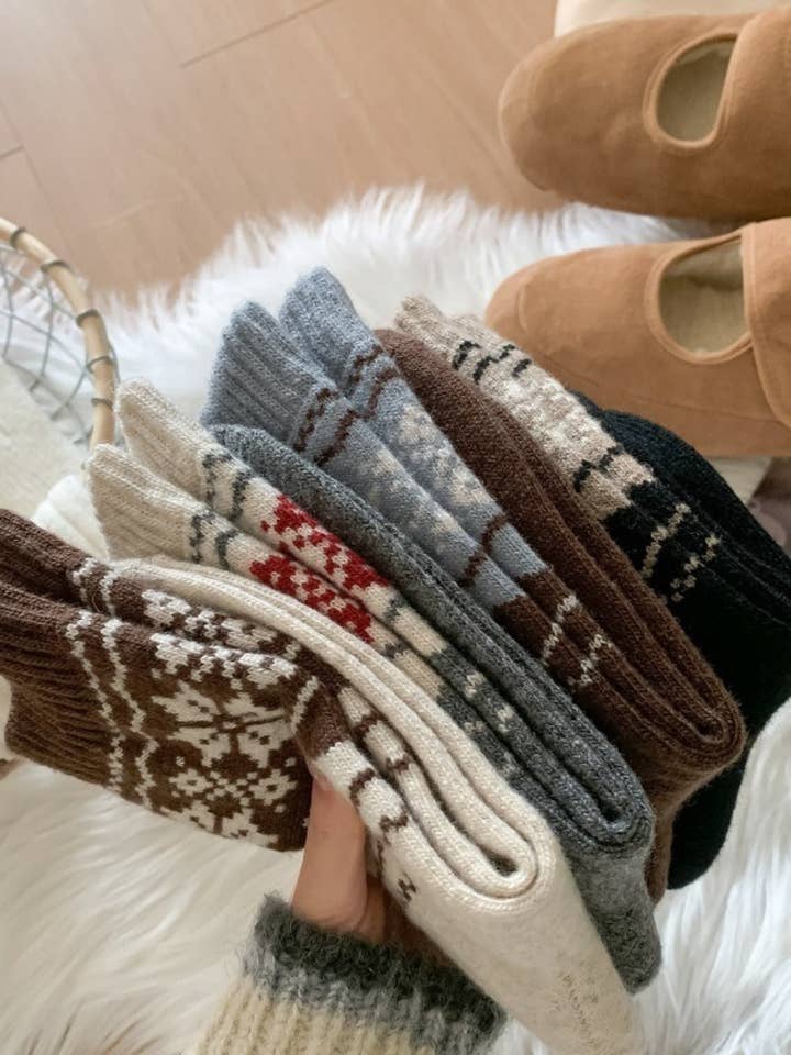 Funkyrel® Atzbranding Limited - Wholesale Socks - Women's - Rufia - Thickened Snowflake Patterned Mid-calf Socks1