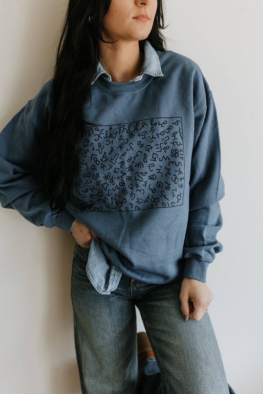 Indigo Grafik-Sweatshirt mit Viehmarken für den Großhandel auf Faire