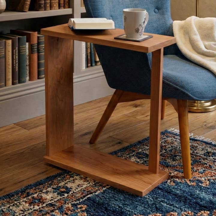 Beistelltisch aus massivem Kirschholz mit offenem Rahmen – handgefertigter Mid-Century-Modern-Beistelltisch – schmaler Sockeltisch aus Premium-Hartholz für den Großhandel von Intrinsic Haven