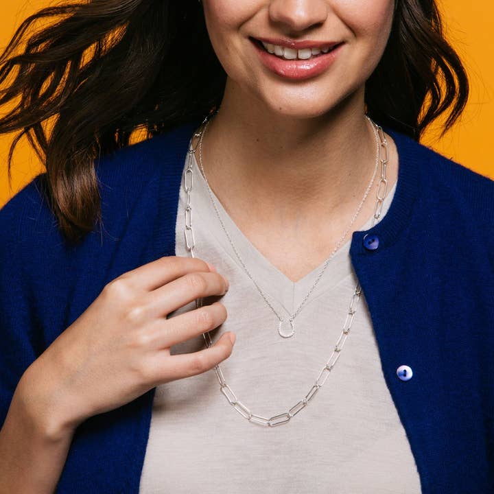 Collier avec pendentif en cristal en forme de fer à cheval pour la vente par Kris Nations