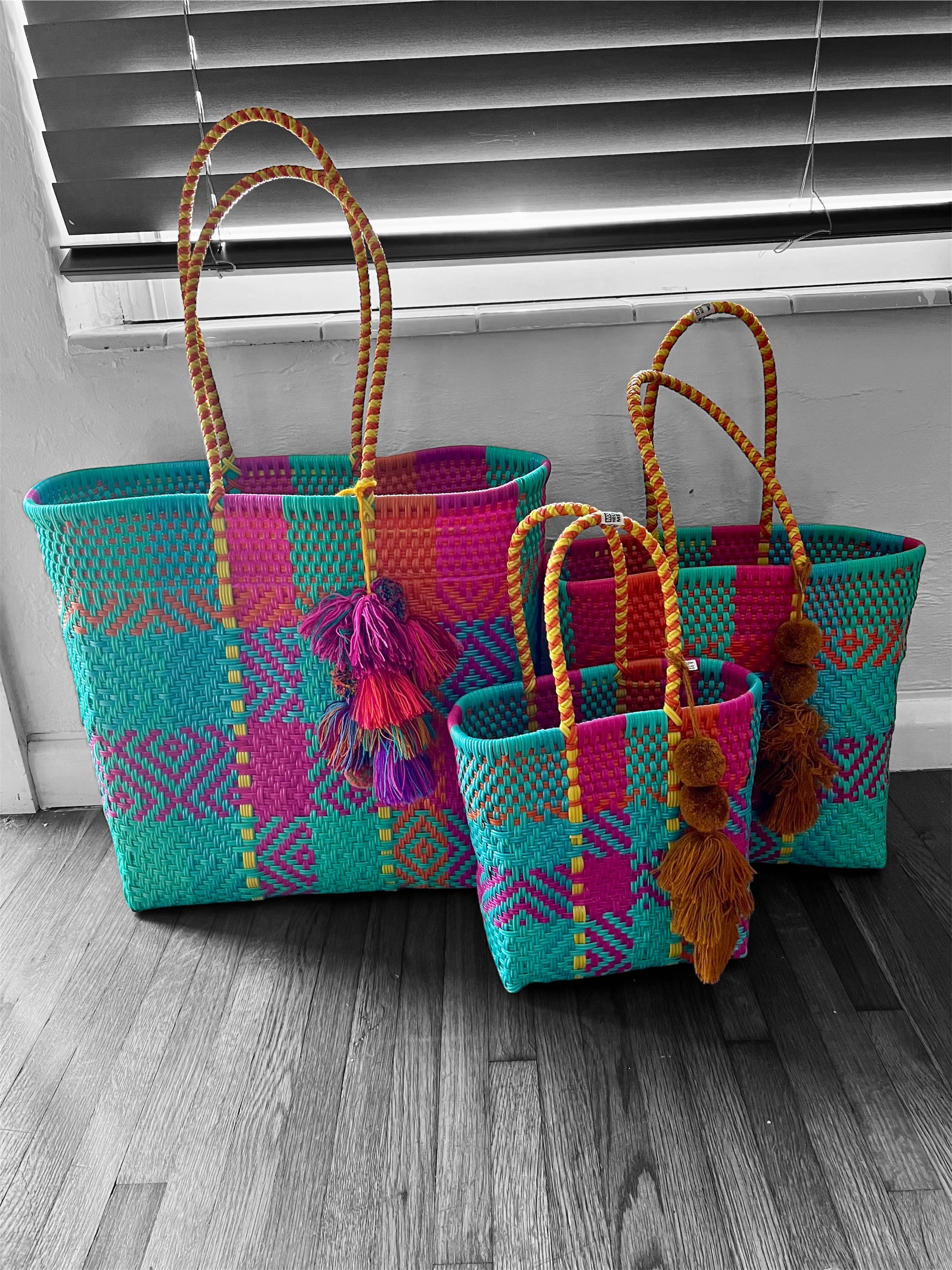 The Faria – Großhandel Strandtaschen – Fuchsie und Türkis. Handgewebte Strandtaschen aus recyceltem Kunststoff6