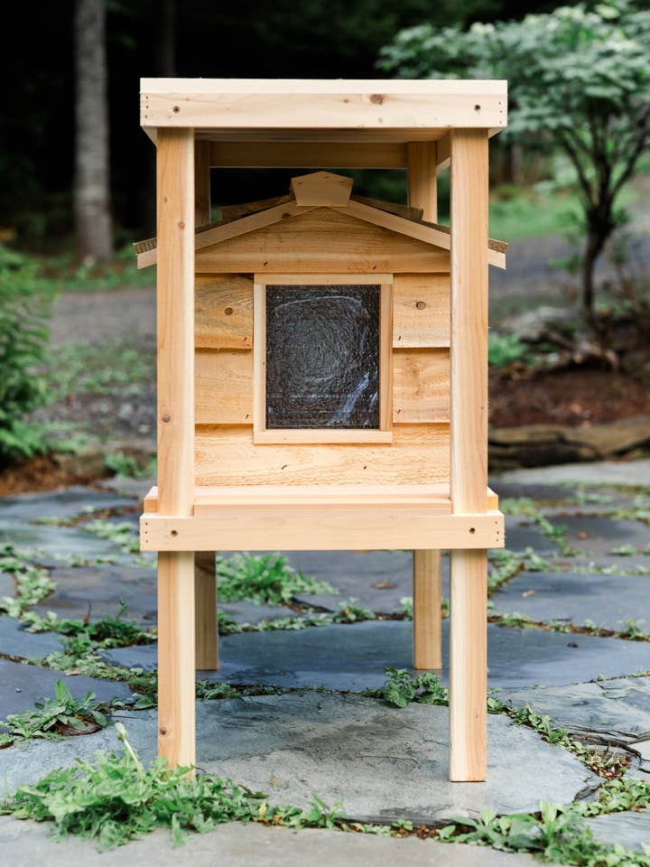 Petite maison pour chat d'extérieur avec terrasse et loft pour la vente par UnderCover Pet Houses