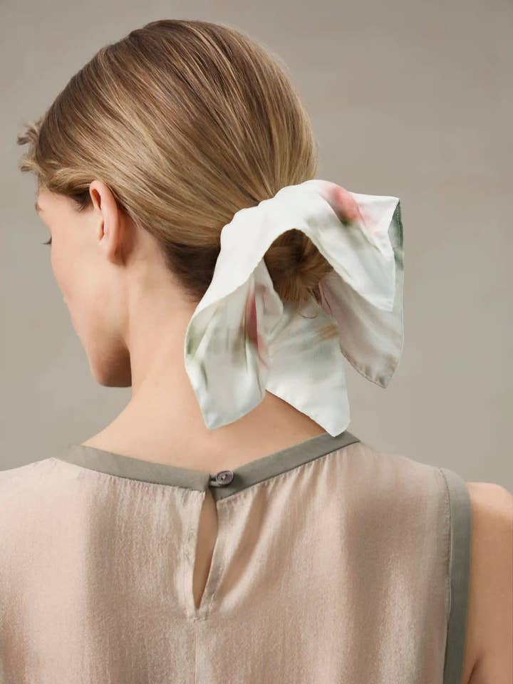 Gedrukte Etherische Bloem Zijde Vierkante Scrunchie voor wholesale door ASYII