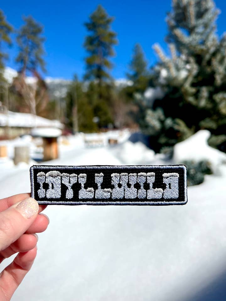 Toppa termoadesiva Idyllwild con cappuccio innevato (personalizzabile) per la vendita all'ingrosso da parte di The Mend Shop