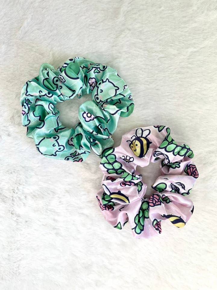 Kawaii Cute Bee & Frog Blød Satin Scrunchie Designs for engroshandel hos Kimi Creative