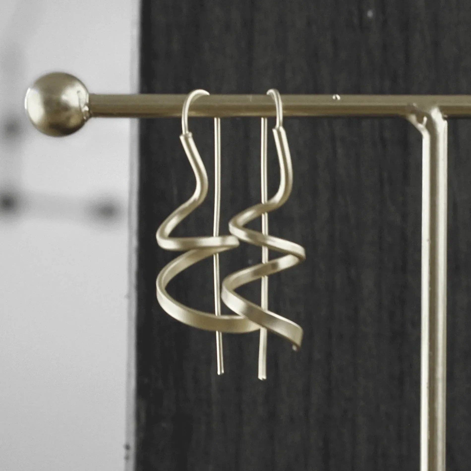 Dansk Copenhagen – Engroshandel Hængeøreringe og creoløreringe – Tara Mini Spinning Earring Gold Plating3