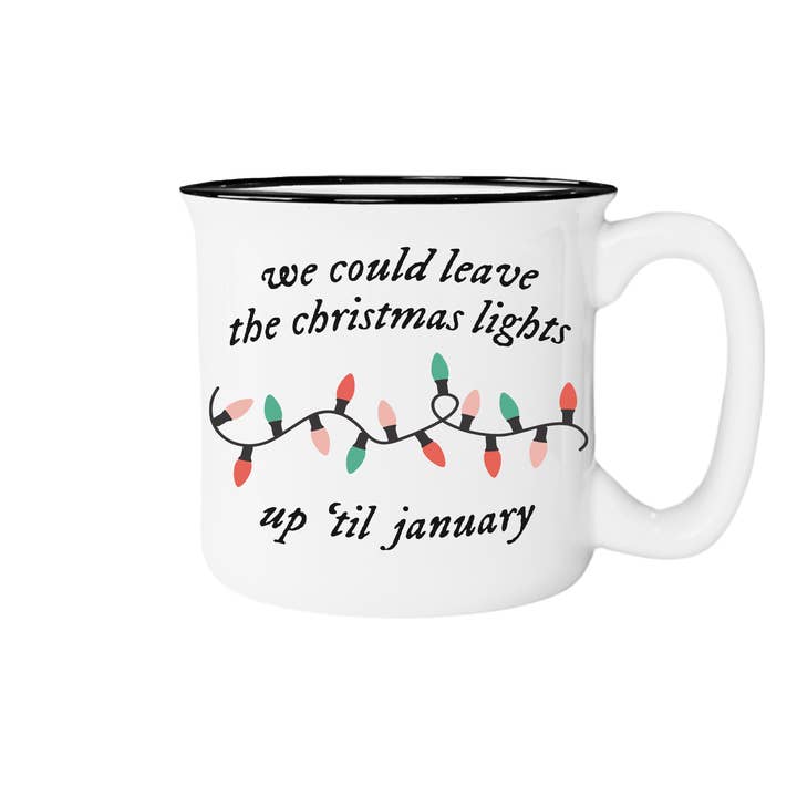 Mug de camp "Lumières de Noël jusqu'en janvier" pour la vente par Nearly June Design Co