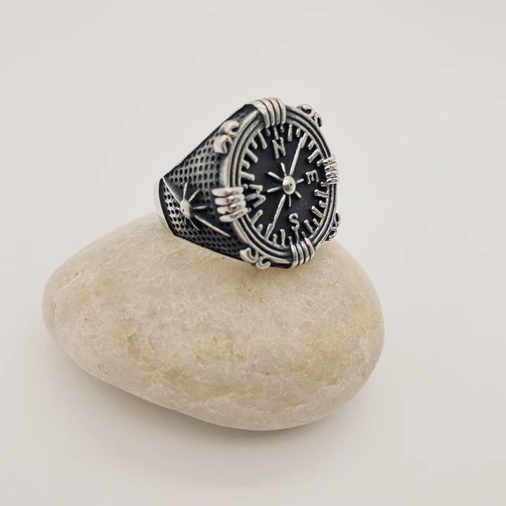 Mio Queena - Wholesale Cocktail/Statement Ring - Men's Stainless Steel Personality Retro Compass Style Rings5