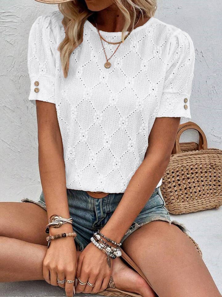 Top blanco con bordado floral geométrico y botones de manga corta para venta al por mayor de EG fashion