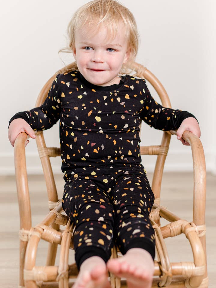 Ensemble de pyjamas 2 pièces en bambou pour enfants - Space Junk Black pour la vente par Moon Fruit Jammies